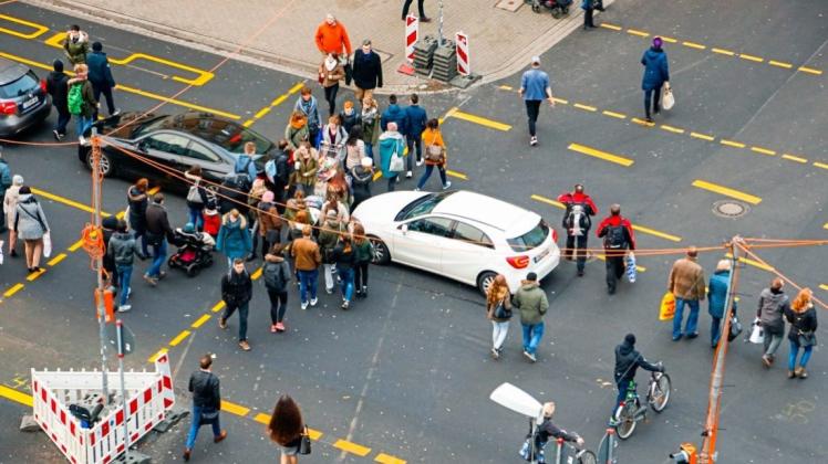 Beim Thema Fußgängerfreundlichkeit schneidet Osnabrück in einer aktuellen Untersuchung vergleichsweise schlecht ab – wie hier am Neumarkt. Der Verkehr staut sich dort regelmäßig, wenn Autofahrer in die Kreuzung einfahren, obwohl sich der Verkehr davor bereits staut. 