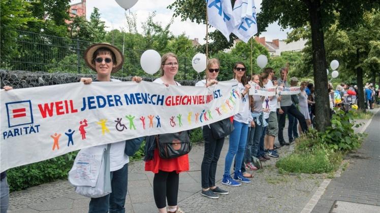 In Bielefeld sind für den Samstag, 9. Juli, zwei Demonstrationen angemeldet – eine gegen Asylanten und eine gegen Rassismus und Menschenfeindlichkeit. Symbolfoto: epd