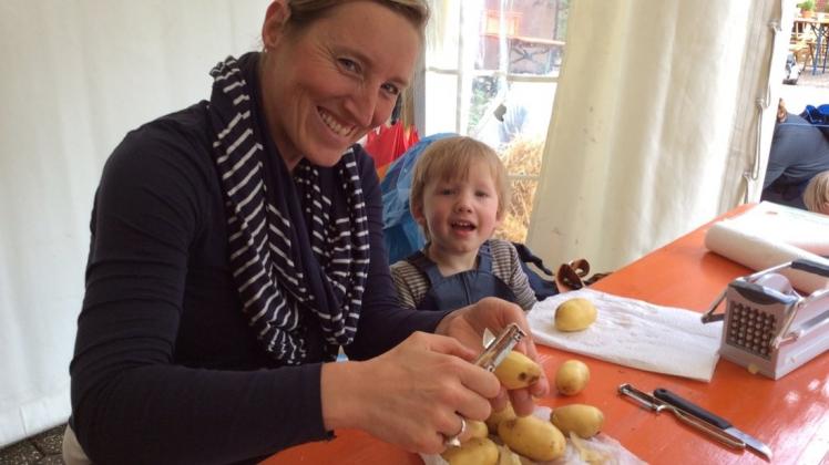 Freuen sich auf selbstgemachte Pommes: Christina Kuhnert und ihr Sohn Jakob (2 Jahre). 