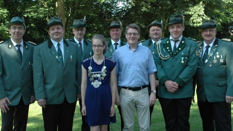 Der neuen Kinderkönigin Juliane Nordmann gratulierten (v. l.) Kassenwart Walter Thormann, Kinderkönigsoffizier Lars Tschöke, Johannes Schulte (zweiter Vorsitzender), Oberst Dieter Spillmann, König Hans-Bernd Albers, Präsident Frank Haneburger, Kinderkönigsoffizier Michael Springeld und Vereinssportleiter Dieter Flessner. Der neuen Kinderkönigin Juliane Nordmann gratulierten (v. l.) Kassenwart Walter Thormann, Kinderkönigsoffizier Lars Tschöke, Johannes Schulte (zweiter Vorsitzender), Oberst Dieter Spillmann, König Hans-Bernd Albers, Präsident Frank Haneburger, Kinderkönigsoffizier Michael Springeld und Vereinssportleiter Dieter Flessner.