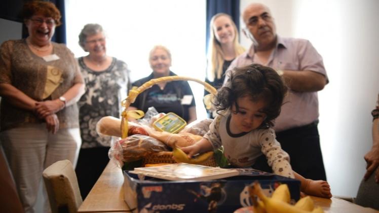 Kinder sind auf dieser Welt überall gleich: unbedarft und neugierig. So erkundet dieses kleine Mädchen erst einmal die Geschenke der Lingener Tafel für ihre neuen Nachbarn in der Flüchtlingsunterkunft in Lingen-Reuschberge. 