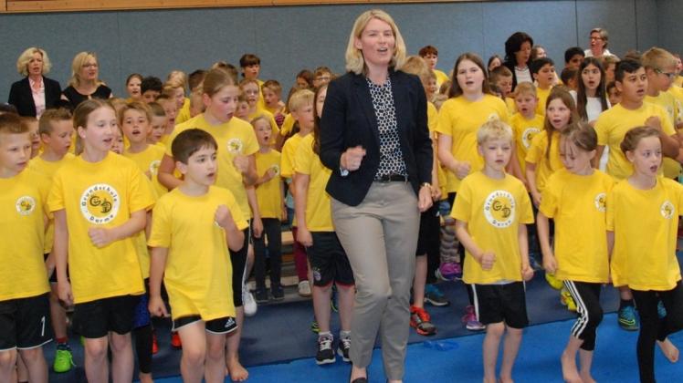 Gemeinsam ist die neue Rektorin der Grundschule Lingen-Darme, Susanne Lammel, mit den Kindern auf dem Weg. 