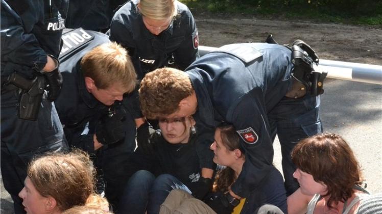 Erneut musste sich vor dem Amtsgericht Lingen eine 37-jährige Umweltaktivistin (rechts) verantworten, die am 25. Juli 2013 gemeinsam mit rund 40 weiteren Demonstranten die Zufahrt zur Brennelementefabrik von Areva in Lingen blockiert hatte. 