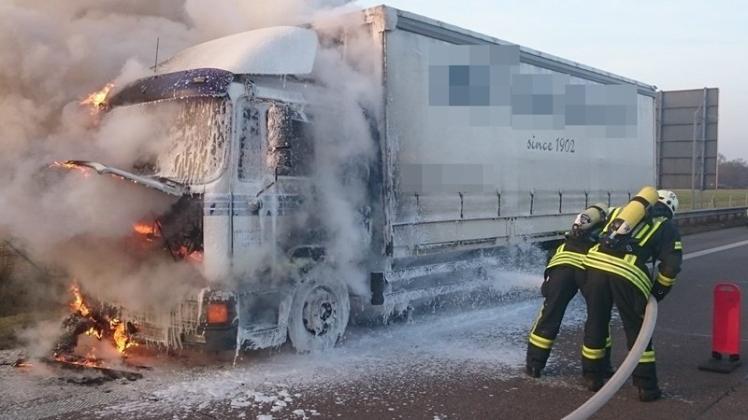 Ein brennender Lastwagen hat am Freitagnachmittag den Verkehr auf der A29 Richtung Osnabrück kurzzeitig lahmgelegt. 
