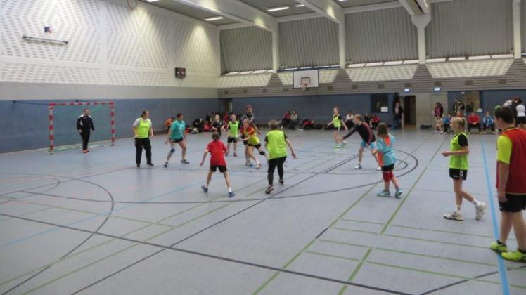 75 Kinder, Jugendliche und Erwachsene tummelten sich kürzlich beim Handball-Familientag der HSG Delmenhorst – und hatten dabei richtig viel Spaß. 