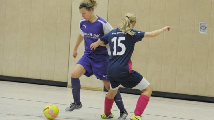Zweikampf um den Futsal-Ball: Ein Duell mit Nathalie Heeren (links), die für die U19-Vertretung des TV Jahn antrat, und Jessica Gäbe, die dem anderen Jahn-Team angehörte. 
