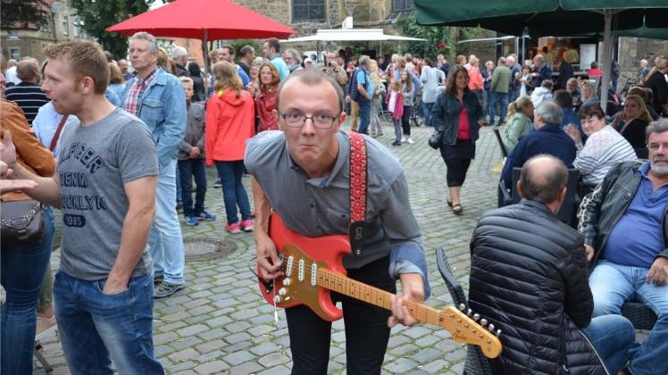 Hatte nicht nur am Gitarrenspiel seinen Spaß, sondern suchte auch den direkten Kontakt zum Publikum: Malte Wollenburg. Fotos: Holger Schulze