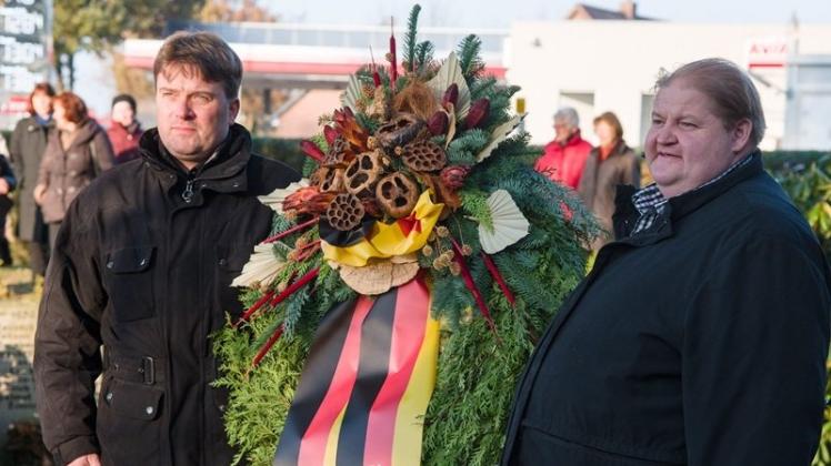 Auch am Ehrenmal in Bookholzberg wurde am Volkstrauertag ein Kranz niedergelegt. Auch am Ehrenmal in Bookholzberg wurde am Volkstrauertag ein Kranz niedergelegt.