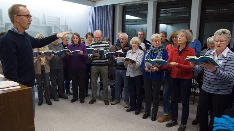 Der Marien-Chor unter der Leitung von Udo Honnigfort – hier bei der Probe – lädt zum Adventskonzert ein. 