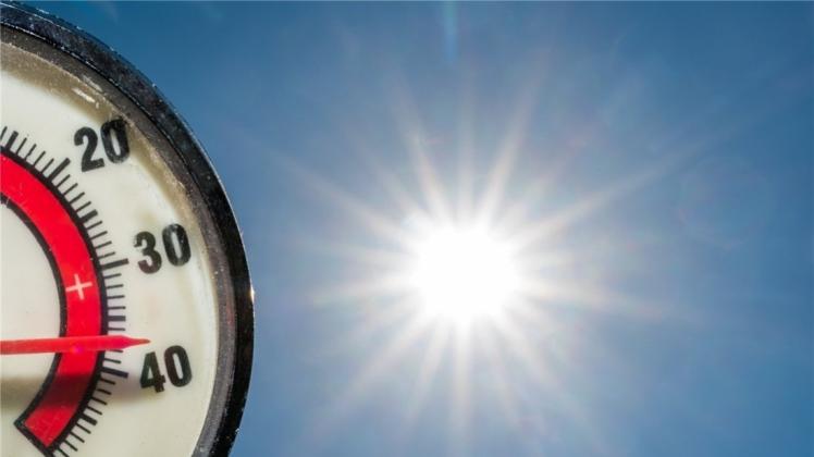 Bei mehr als 30 Grad waren die Schüler aus dem Emsland auf einem Rastplatz an der A1 gestrandet. Symbolfoto: dpa/Pleul Bei mehr als 30 Grad waren die Schüler aus dem Emsland auf einem Rastplatz an der A1 gestrandet. Symbolfoto: dpa/Pleul
