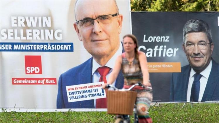 Wahlplakaten mit den Fotos des SPD-Spitzenkandidaten Erwin Sellering und seines Rivalen Lorenz Caffier von der CDU. 