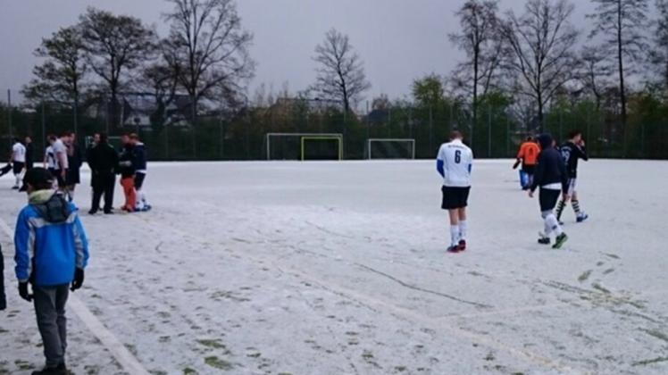 Unfreiwillige Pause: Während des HCD-Spiels in Bremen führten die Witterungsbedingungen zu einer Spielunterbrechung. 