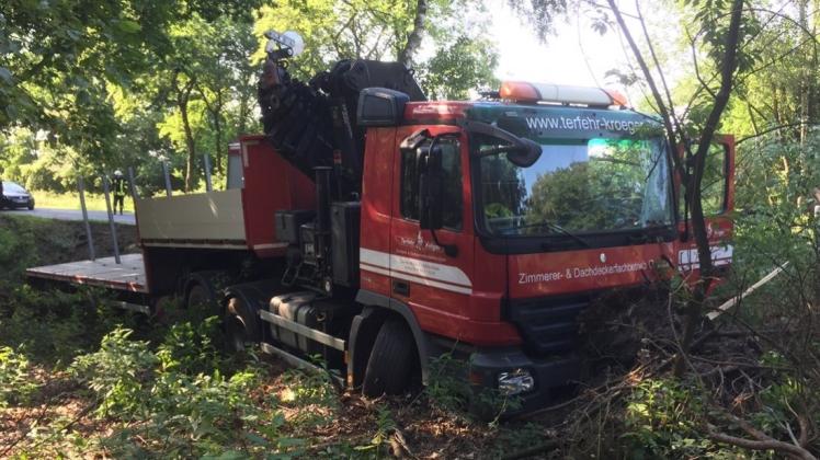 Nachdem ein Lkw-Fahrer zwei Rehen ausweichen wollte, ist er am Samstag in einer Böschung gelandet. Nachdem ein Lkw-Fahrer zwei Rehen ausweichen wollte, ist er am Samstag in einer Böschung gelandet.