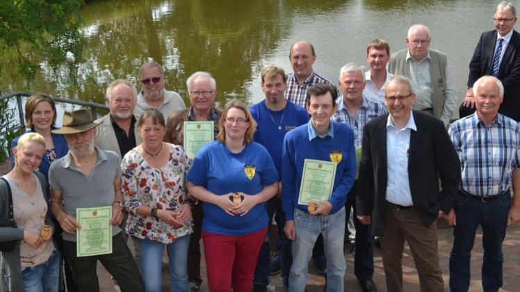 Der Landkreis Oldenburg und seine Naturschutzstiftung haben den mit 2000 Euro dotierten Umweltpreis 2016 auf zwei Einzelpersonen, eine Familie und drei Vereine aufgeteilt. Der Landkreis Oldenburg und seine Naturschutzstiftung haben den mit 2000 Euro dotierten Umweltpreis 2016 auf zwei Einzelpersonen, eine Familie und drei Vereine aufgeteilt.