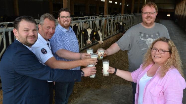 Die CDU Ganderkesee will Milchbauern unterstützen: (v. l.) Ansgar Focke, Carsten Jesußek, Marco Bardeck, Bauer Lars Hüneke und Cindy Klüner im Stall des Landwirts, der 150 Milchkühe hält. 