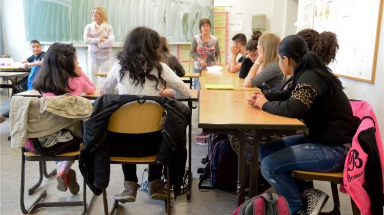 Die Plätze in den Sprachlernklassen – wie hier auf einem Foto aus Hannover – reichen nicht für alle Flüchtlingskinder. 