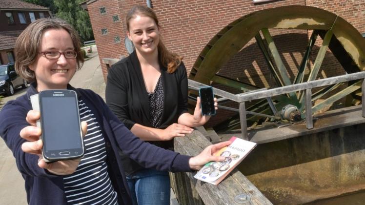 Die Ganderkesee-App ausprobiert haben an der Elmeloher Wassermühle die Verwaltungsmitarbeiterinnen Christa Linnemann (links) und Jelena Loog. 