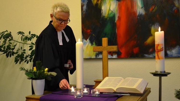 Pastorin Sabine Spieker-Lauhöfer gab Menschen die Möglichkeit, gemeinsam der verstorbenen Kinder zu gedenken. 