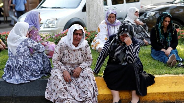 Hinterbliebener der Opfer trauern nach dem Bombenanschlag auf eine Hochzeitsfeier. 
