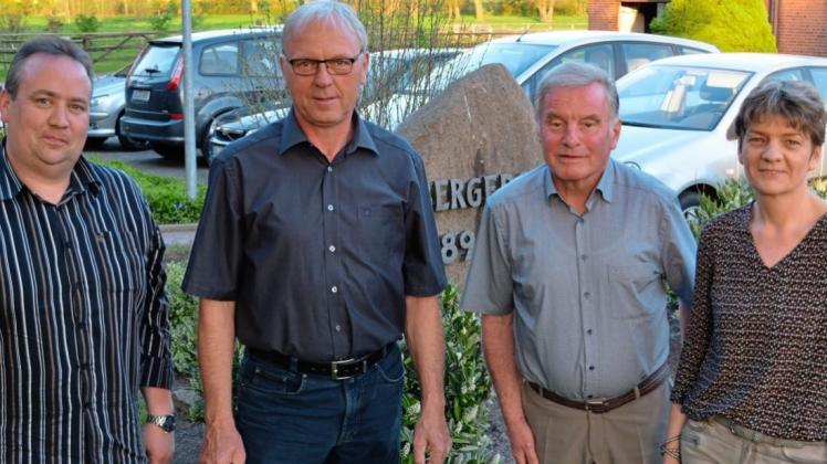 Sie verabschiedeten Helmut Paul (Dritter von links) nach 14-jähriger Tätigkeit im Bergedorfer Dorfausschuss: (von links) Dennis Blankemeyer, Friedhard Johannes und Sabine Köhler. 
