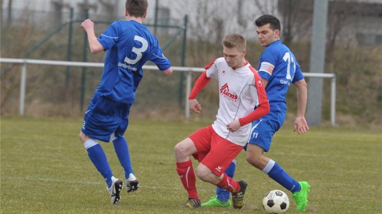 Die A-Jugend-Fußballer des VfL Wildeshausen um Pascal Wollenweber (Mitte) haben im Bezirksliga-Abstiegskampf ein weiteres Lebenszeichen gesendet. 