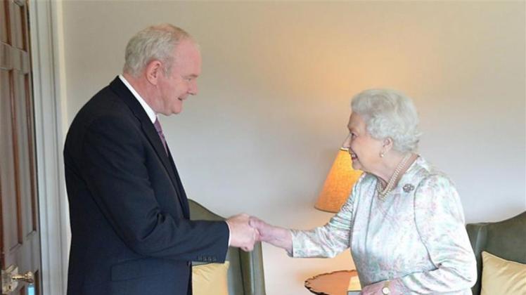 Martin McGuinness empfängt die Queen. Foto: Aaron McCracken