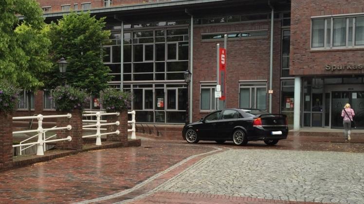 Autos fahren trotz eines Verbotes im Sommer entlang des Hauptkanals in Papenburg. 