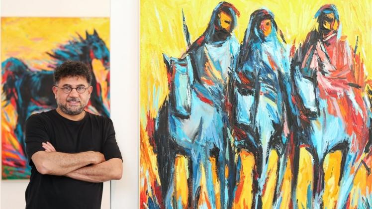 Der Künstler Ahmed Al-Kenani in seiner Ausstellung „Neue Wege“. 