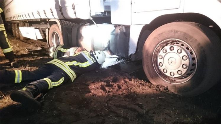 Die Feuerwehr musste sich nach einem Unfall an der A29 um den stark beschädigten Lkw-Tank kümmern. 