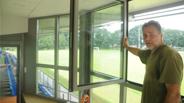 Schöne Aussichten: Von der Sprecherkabine der neuen Tribüne in Rhede kann Franz-Josef Wotte sich das Fußballfeld überblicken. 