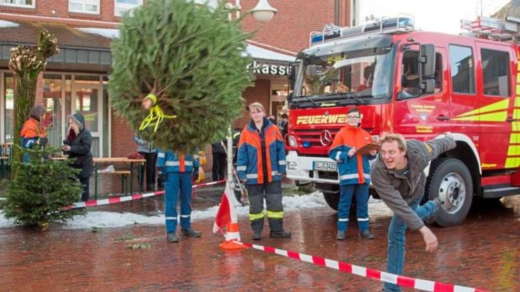 Auch im letzten Jahr wurde der Weihnachtsbaum auf dem Ganderkeseer Marktplatz beim „KNUTschen“ zum Wurfobjekt. Archivfoto: Andreas Nistler
