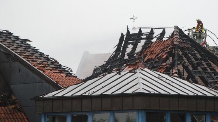 Nach dem Brand des Josef-Hospitals im Delmenhorster Stadtzentrum wird am Morgen das Ausmaß der Schäden sichtbar. 