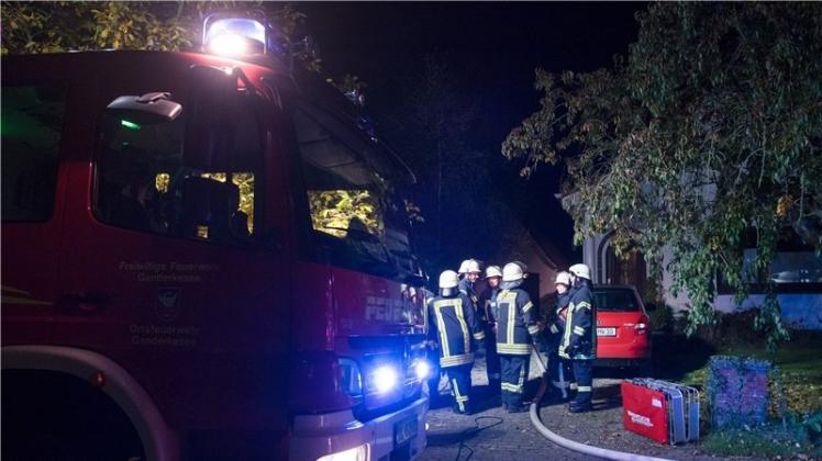 Das schnelle Eingreifen von 27 Ganderkeseer Feuerwehrleuten verhinderte bei einem Tannenbrand am Brookdamm in Ganderkesee am Sonntagabend Schlimmeres. 