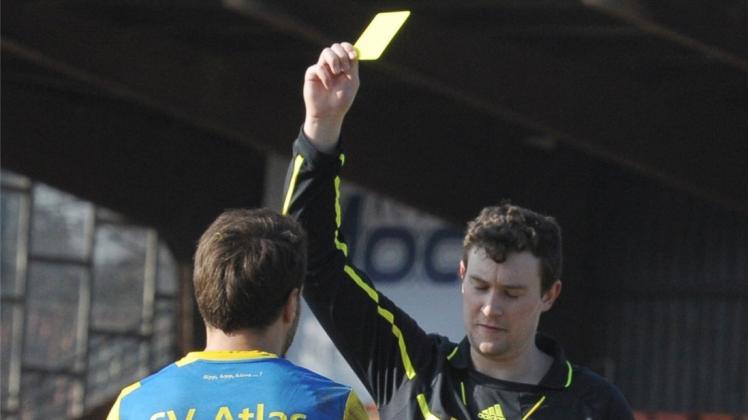 Verwarnung für Daniel Isailovic: Die Gelbe Karte, die Schiedsrichter Frederik Blanke (Oldenburg) gegen den Ex-Atlas-Spieler zückte, war eine von insgesamt 30 für Atlas in der Saison 2015/2016. 