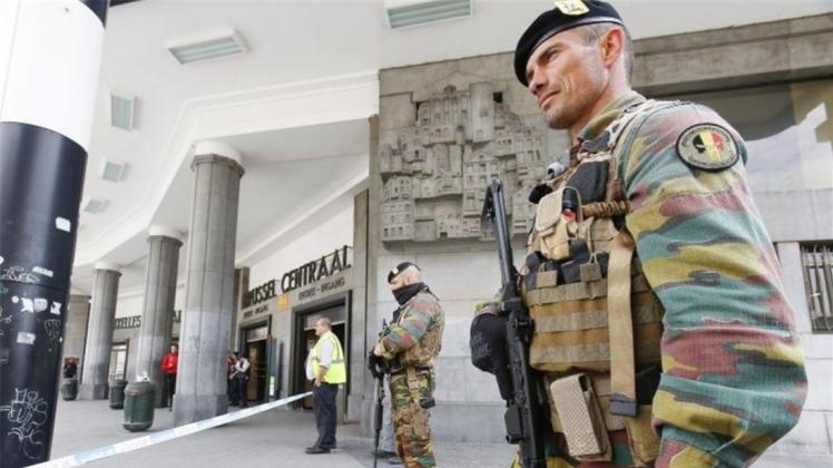 Soldaten vor dem Hauptbahnhof vovn Brüssel. Die Station war nach dem Fund verdächtiger Päckchen evakuiert worden. 