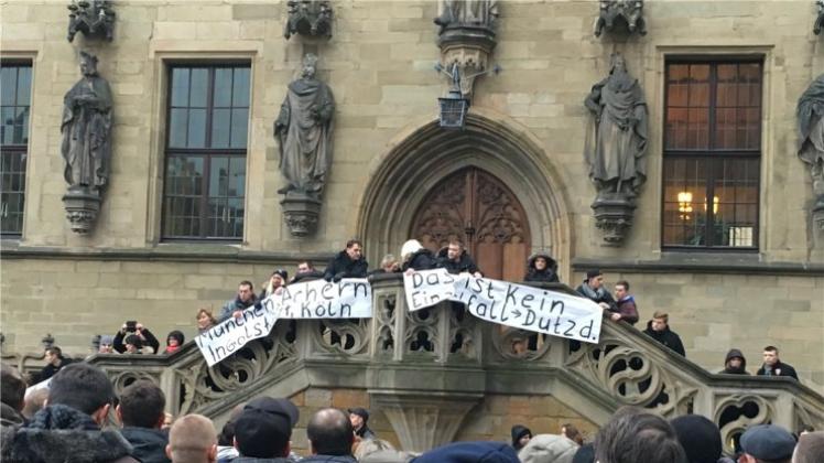 Mehrere Hundert Menschen demonstrierten vor dem Rathaus in Osnabrück. 