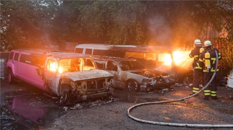 14 Fahrzeuge haben auf dem Gelände eines Autoverleihs in Hamburg-Lohbrügge gebrannt – darunter auch außergewöhnliche Stretchlimousinen. 