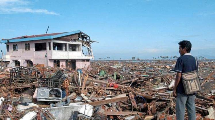 Alexander Julkarnaen steht auf den Trümmern dessen, was einmal sein Haus in der indonesischen Stadt Banda Aceh war. Alexander Julkarnaen steht auf den Trümmern dessen, was einmal sein Haus in der indonesischen Stadt Banda Aceh war.