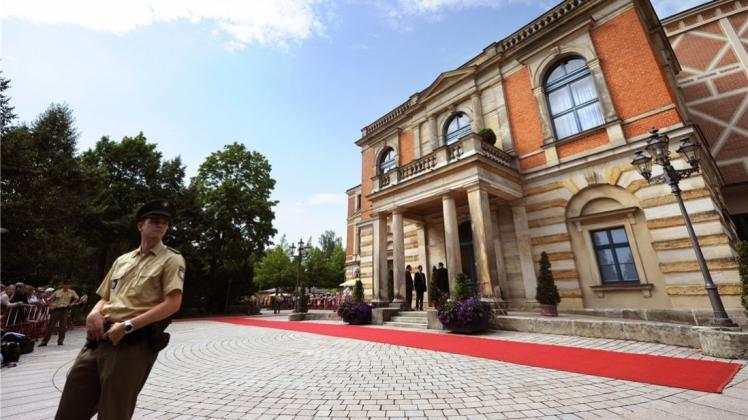 Polizist vor dem Bayreuther Festspielhaus: Auch auf dem Grünen Hügel muss mehr als bisher auf die Sicherheit geachtet werden. Polizist vor dem Bayreuther Festspielhaus: Auch auf dem Grünen Hügel muss mehr als bisher auf die Sicherheit geachtet werden.