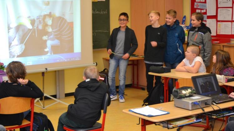 Gabriel, Lennart, Fabian und Tobias (neben der Tafel, von links) aus der 6b haben den Grundschülern in Heide einen Einblick in die Unterrichts- und Fachräume des Gymnasiums gewährt. 