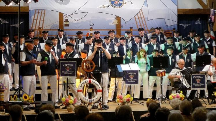 40 Sänger, fünf Musiker und eine Dirigentin: Der Capstan Shanty-Chor füllt erneut die Bühne der Gutsscheune Varrel. 