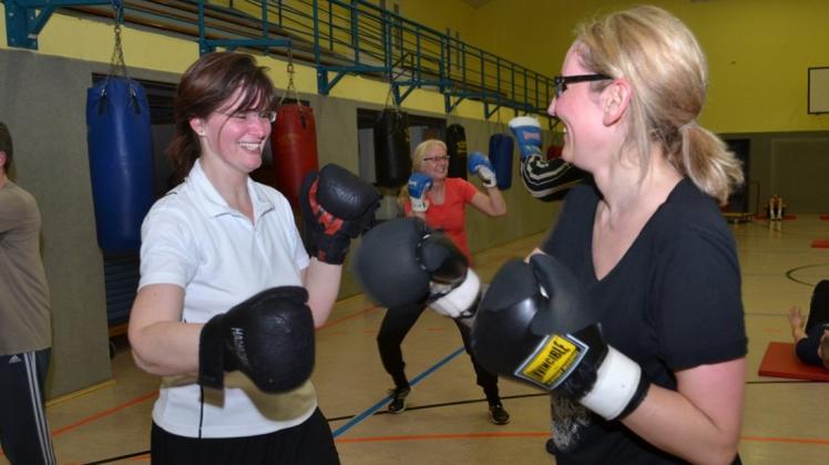 Bianca Hartwig (links) und Viktoria Einemann machen erstmals mit beim Boxtraining des TV Jahn für ältere Erwachsene. 