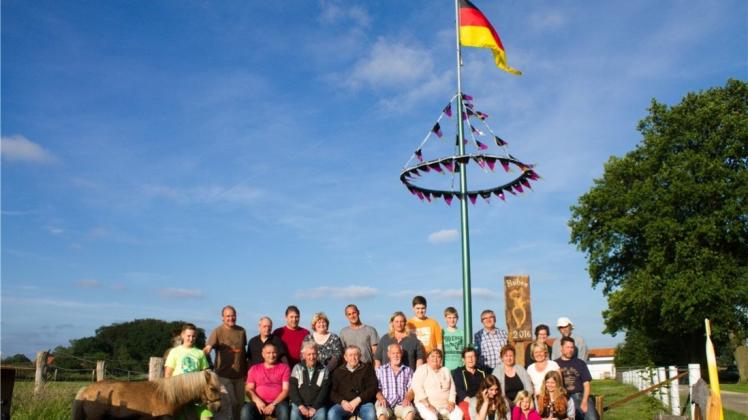 In der Rübenstraße freuen sich die Anwohner über den neuen Gemeinschaftsplatz und auf die Europameisterschaft. In der Rübenstraße freuen sich die Anwohner über den neuen Gemeinschaftsplatz und auf die Europameisterschaft.