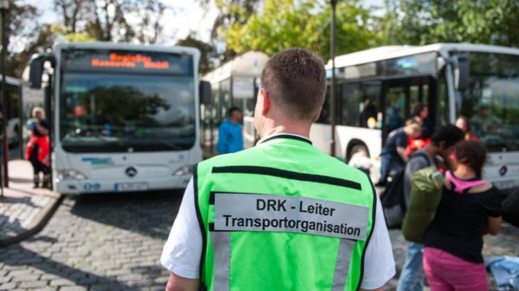 Auch bei Bustransporten durch Niedersachsen werden die Flüchtlinge von Verbänden und Ehrenamtlichen betreut. 