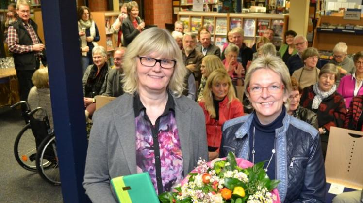 Blumen zum fast schon 61. Geburtstag der Gemeindebücherei: Sigrid Kautzsch (links) freute sich über die Wertschätzung durch Bürgermeisterin Alice Gerken-Klaas. Blumen zum fast schon 61. Geburtstag der Gemeindebücherei: Sigrid Kautzsch (links) freute sich über die Wertschätzung durch Bürgermeisterin Alice Gerken-Klaas.