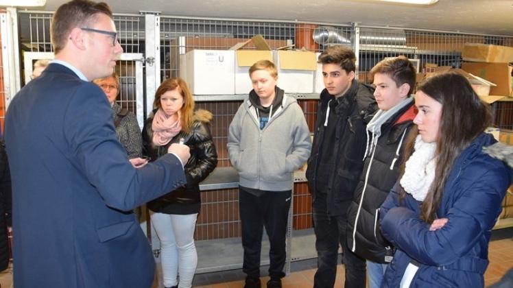 Lukas Bäcker (links) informierte die Schüler über die Ausbildungsmodalitäten und zeigte ihnen das Betriebsgelände. 