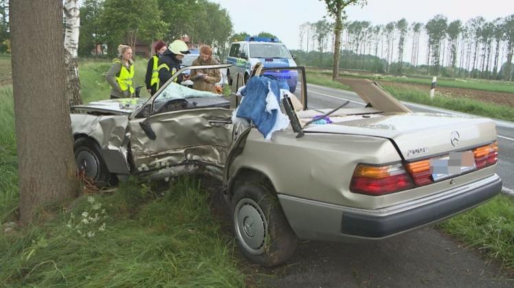 Bei einem Unfall in Hatten ist eine 35-Jährige mit ihrem Wagen gegen einen Baum gefahren. Mit im Auto war ein neun Monate altes Baby. Die Mutter ist schwer, das Kind leicht verletzt worden. 