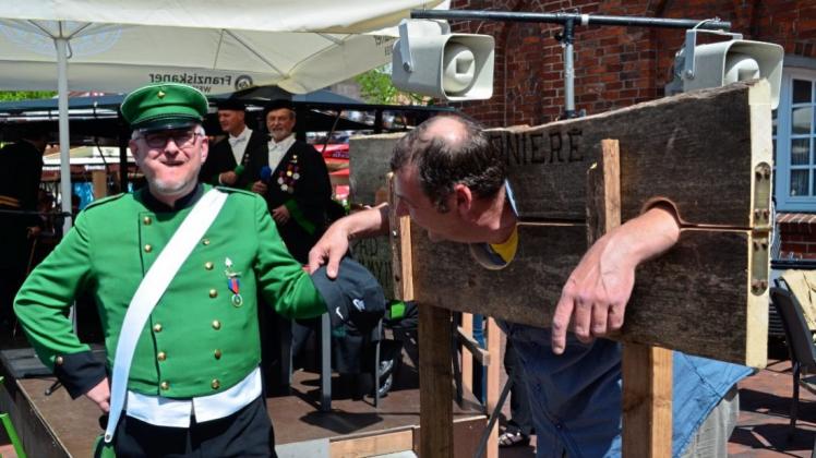 Wildeshausen will Traditionsveranstaltungen wie das Anprangern beim Gildefest vor dem Rathaus trotz der Neubauplanungen am Markt retten. 