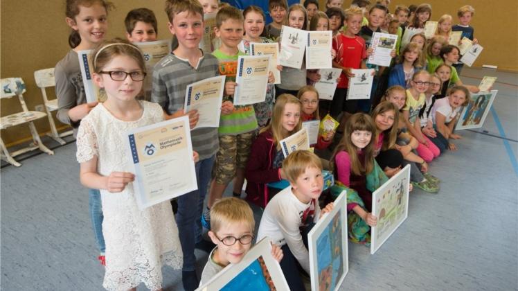 An der Grundschule Lange Straße sind viele Schüler für besondere Leistungen bei Wettbewerben und Turnieren ausgezeichnet worden. 