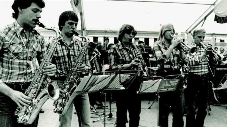 Zwei Saxophonisten, zwei Trompeter und eine Klarinettistin sorgten beim Herbstmarkt 1979 für Stimmung im Festzelt. 